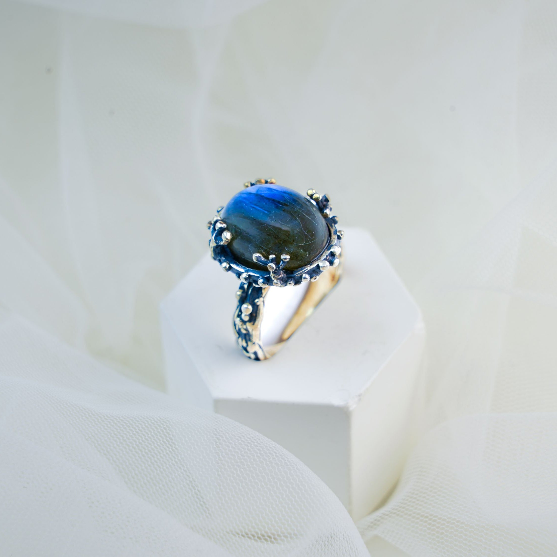 iridescent labradorite ring blue flash gemstone silver jewelry detail