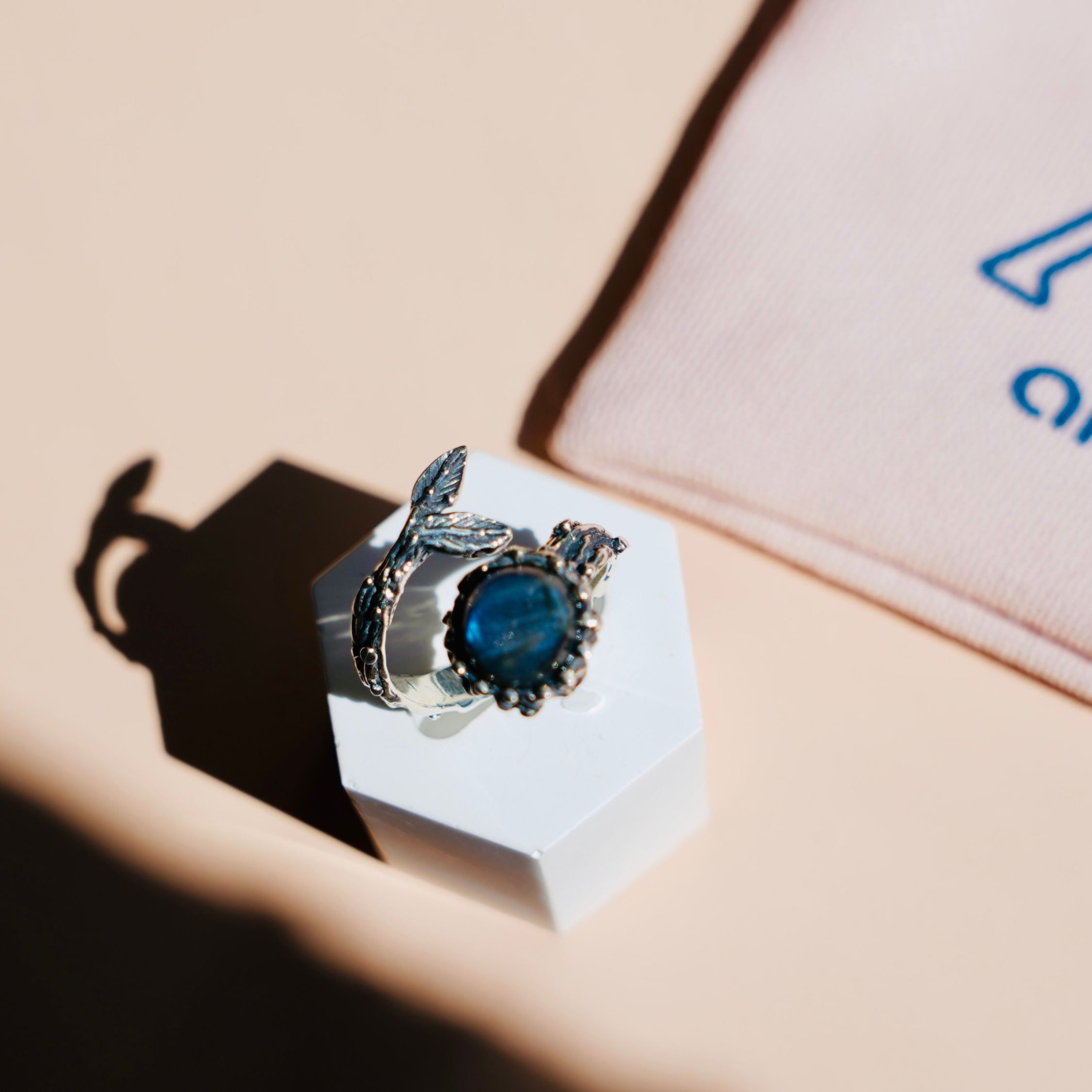 Side profile labradorite ring adjustable band structure sterling silver detail