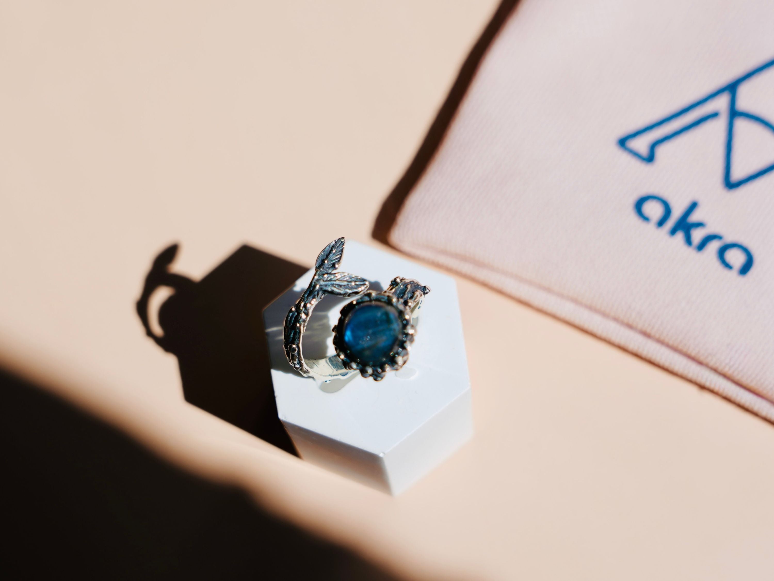 Side profile labradorite ring adjustable band structure sterling silver detail