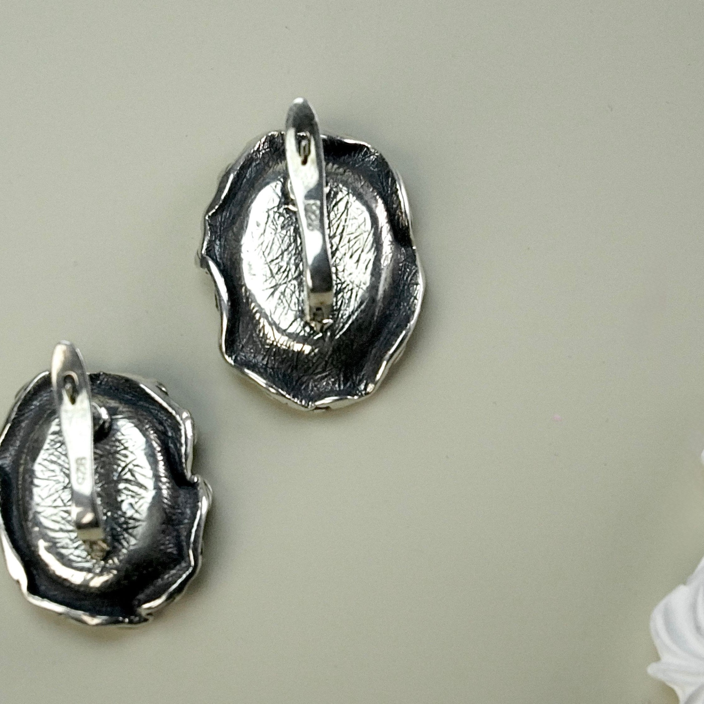 Backside malachite earrings rear view closure and craftsmanship silver earrings
