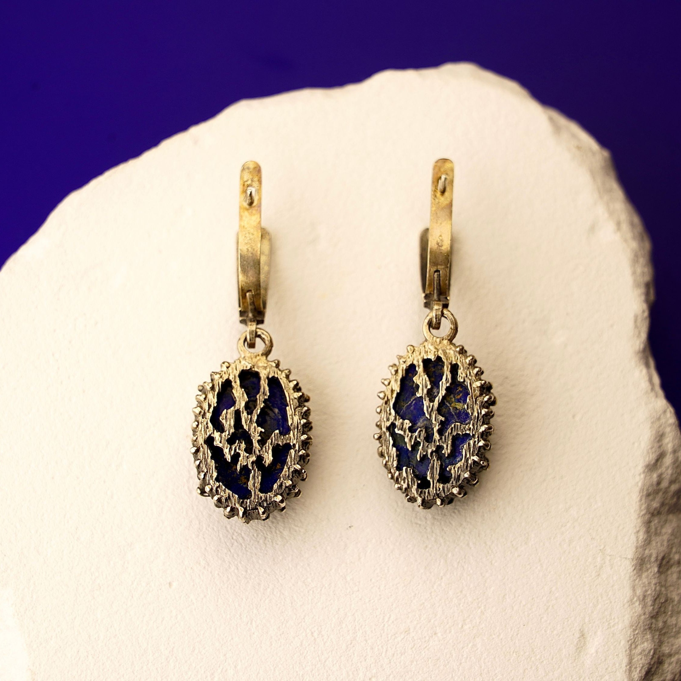 Backside lapis lazuli earrings rear view leverback closure silver craftsmanship