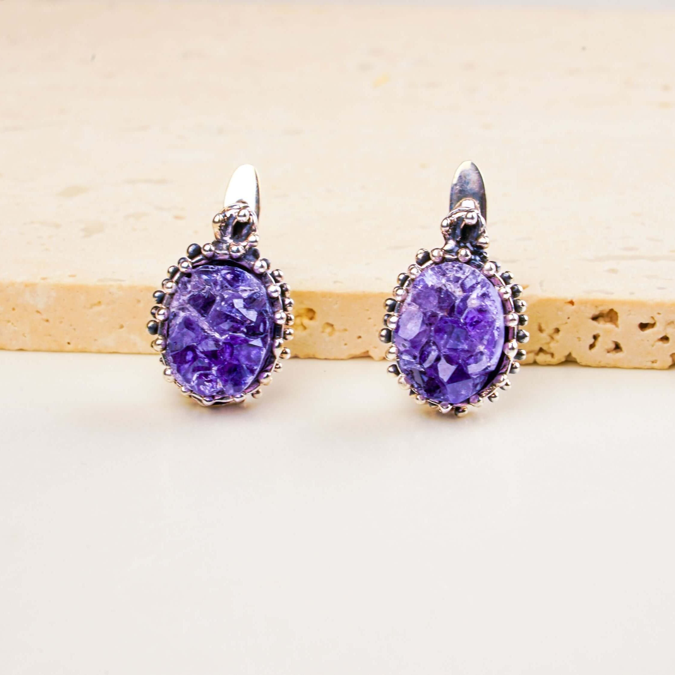 Extreme macro shot of raw amethyst stone, highlighting the crystalline Druzy surface and rich violet sparkle