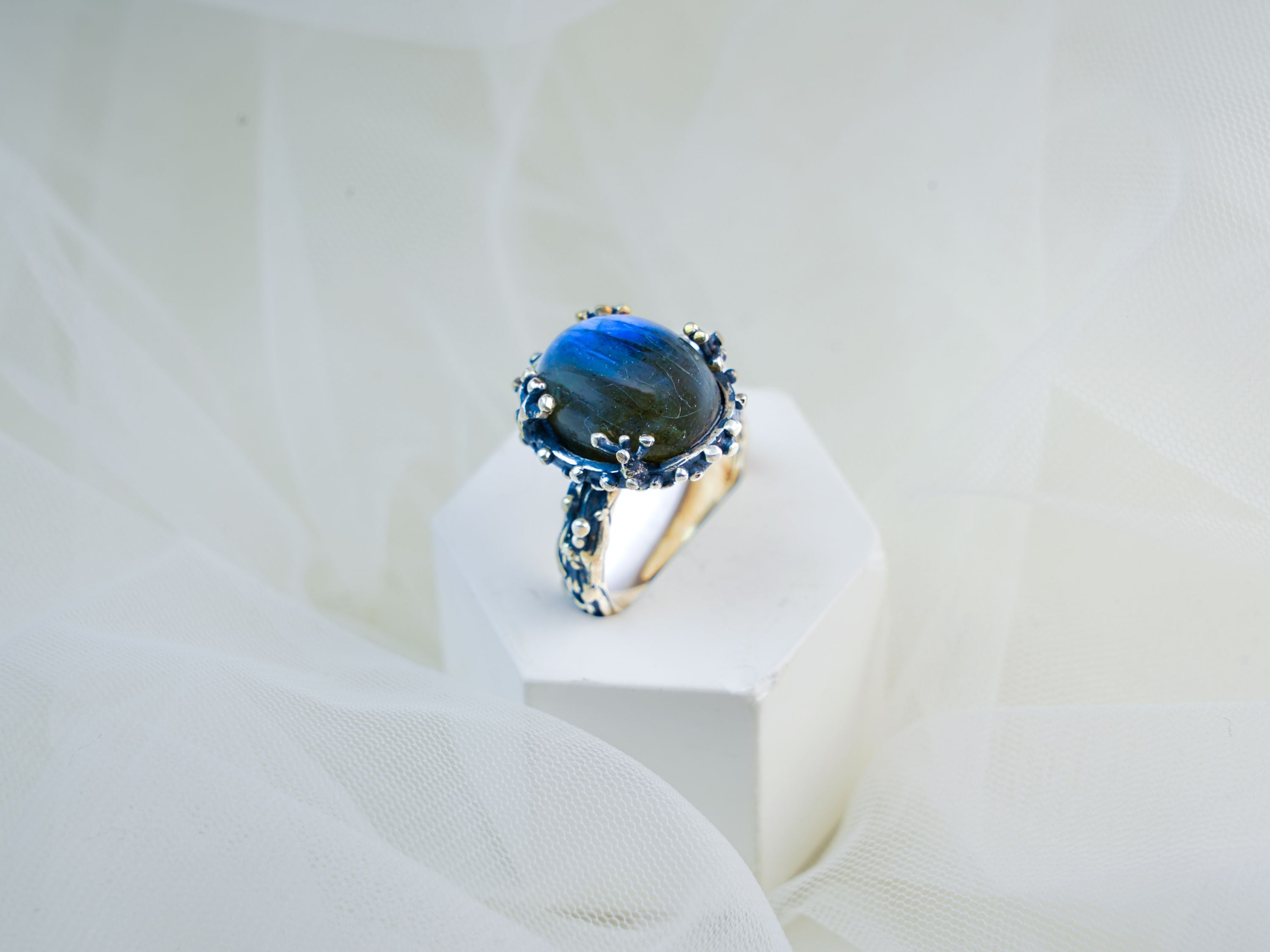 iridescent labradorite ring blue flash gemstone silver jewelry detail