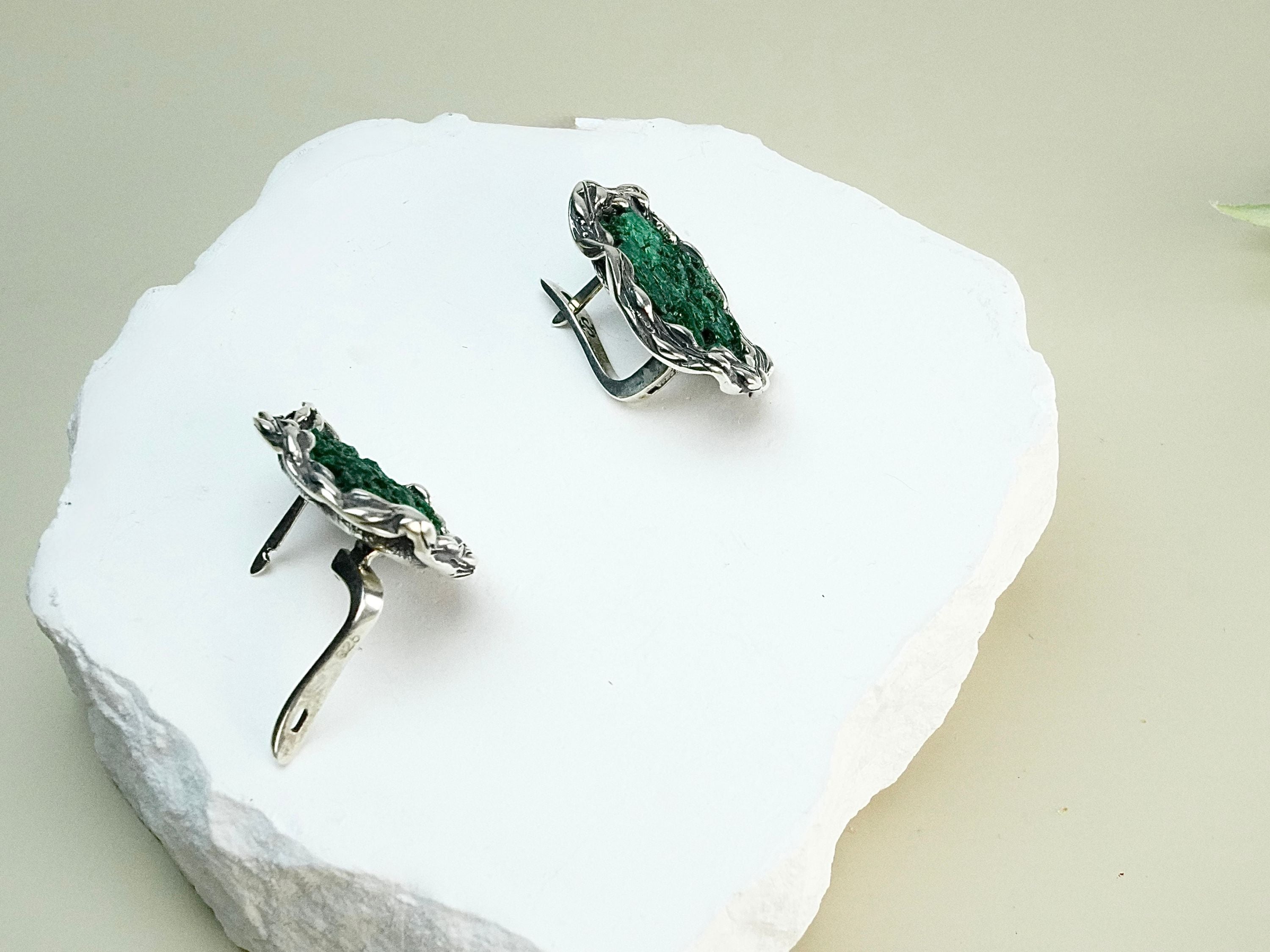 Side profile malachite earrings thickness and structure silver jewelry detail