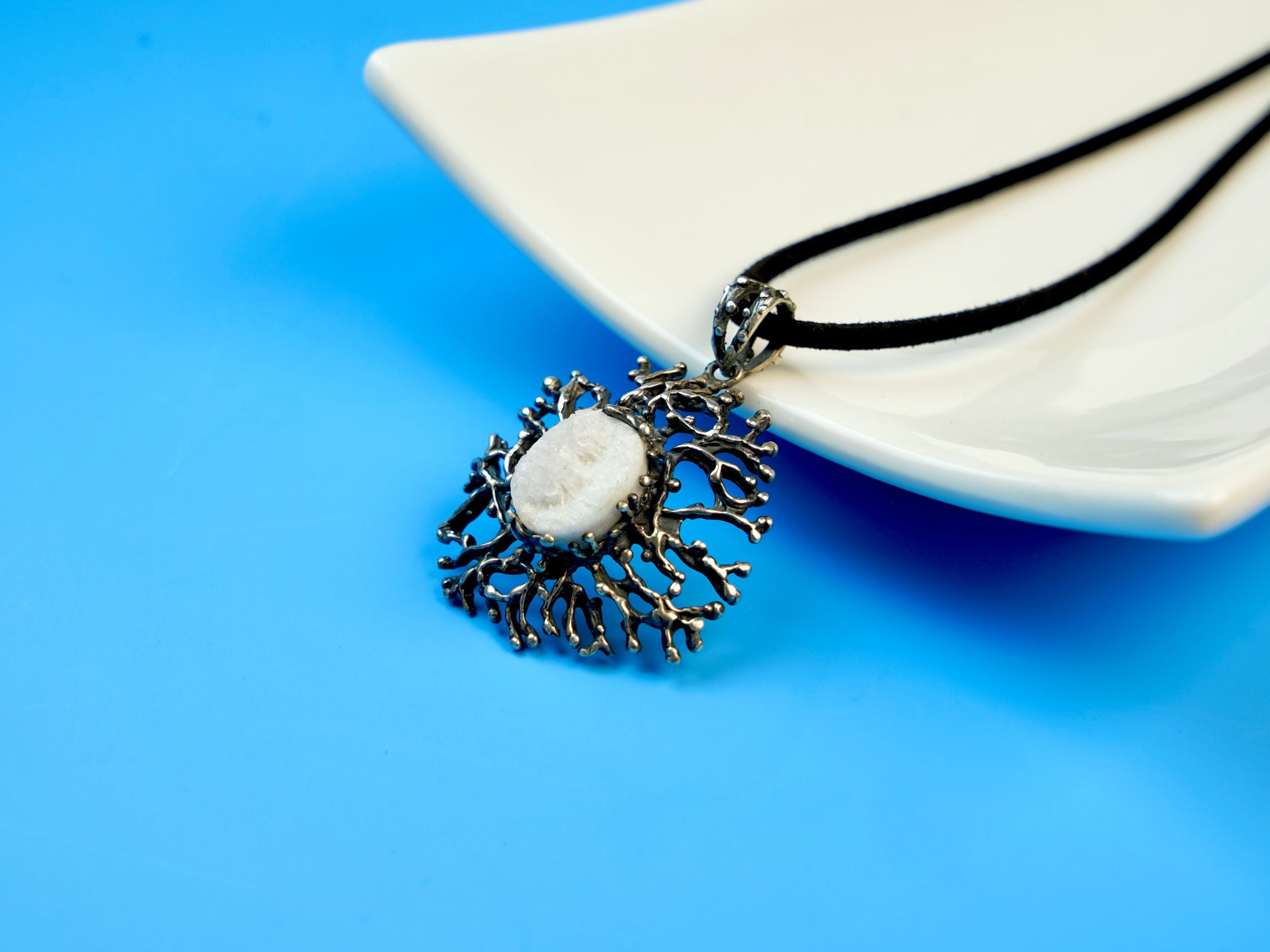 moonstone pendant side profile, thick silver structure and stone setting