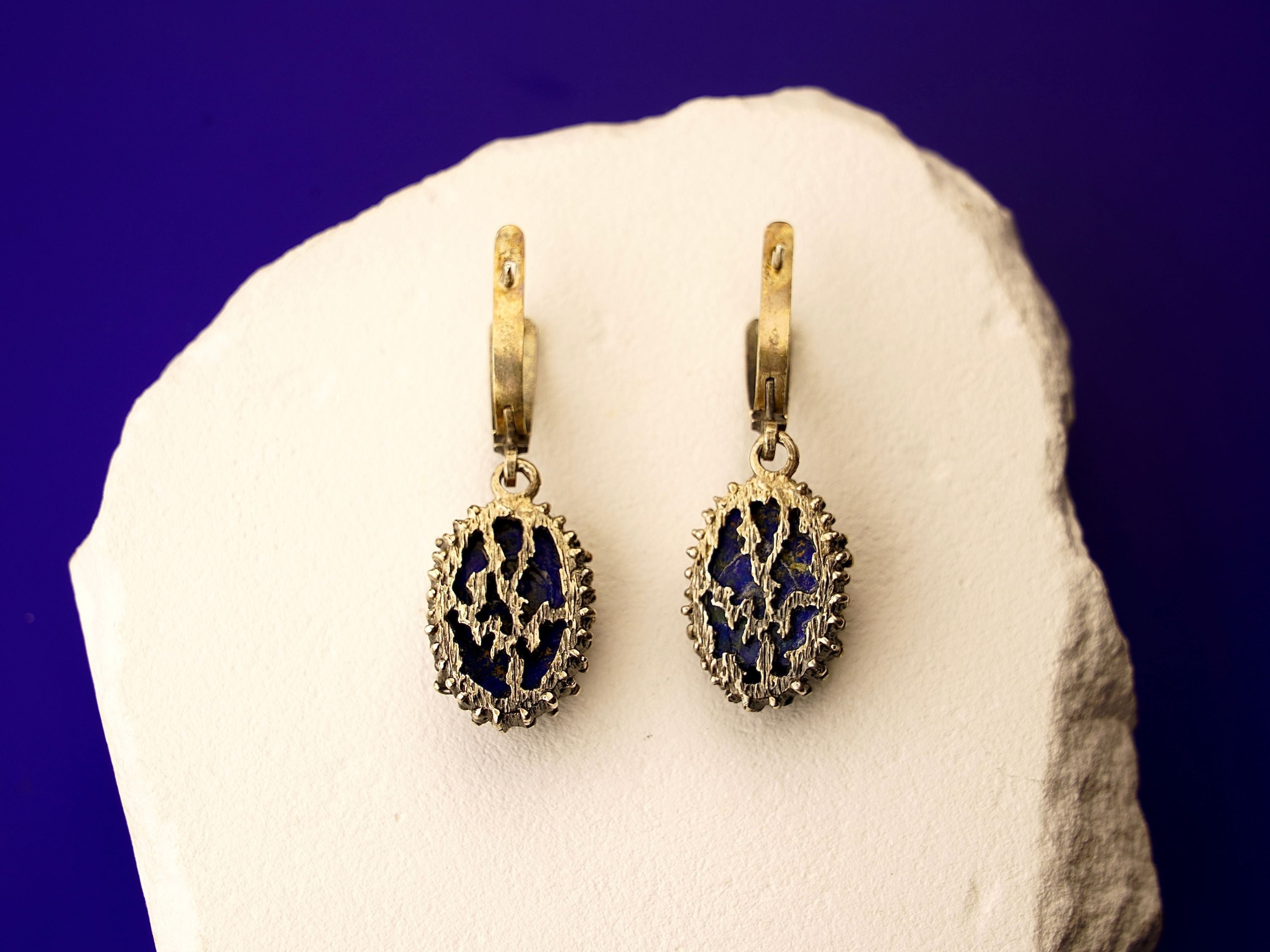 Backside lapis lazuli earrings rear view leverback closure silver craftsmanship