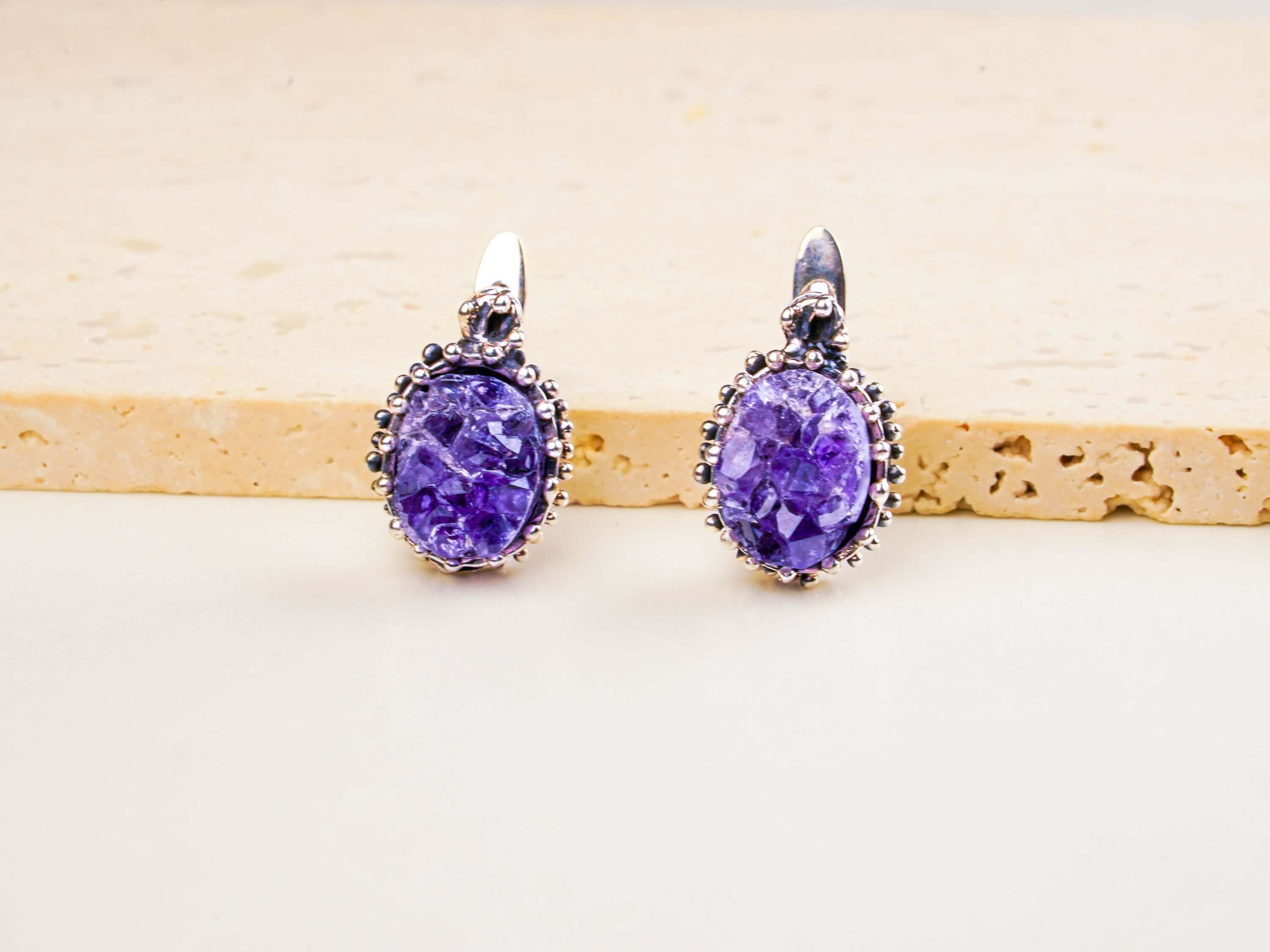 Extreme macro shot of raw amethyst stone, highlighting the crystalline Druzy surface and rich violet sparkle
